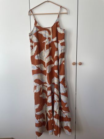 PIGALLE Maxikleid / Trägerkleid mit Blättermuster (Gr. M)