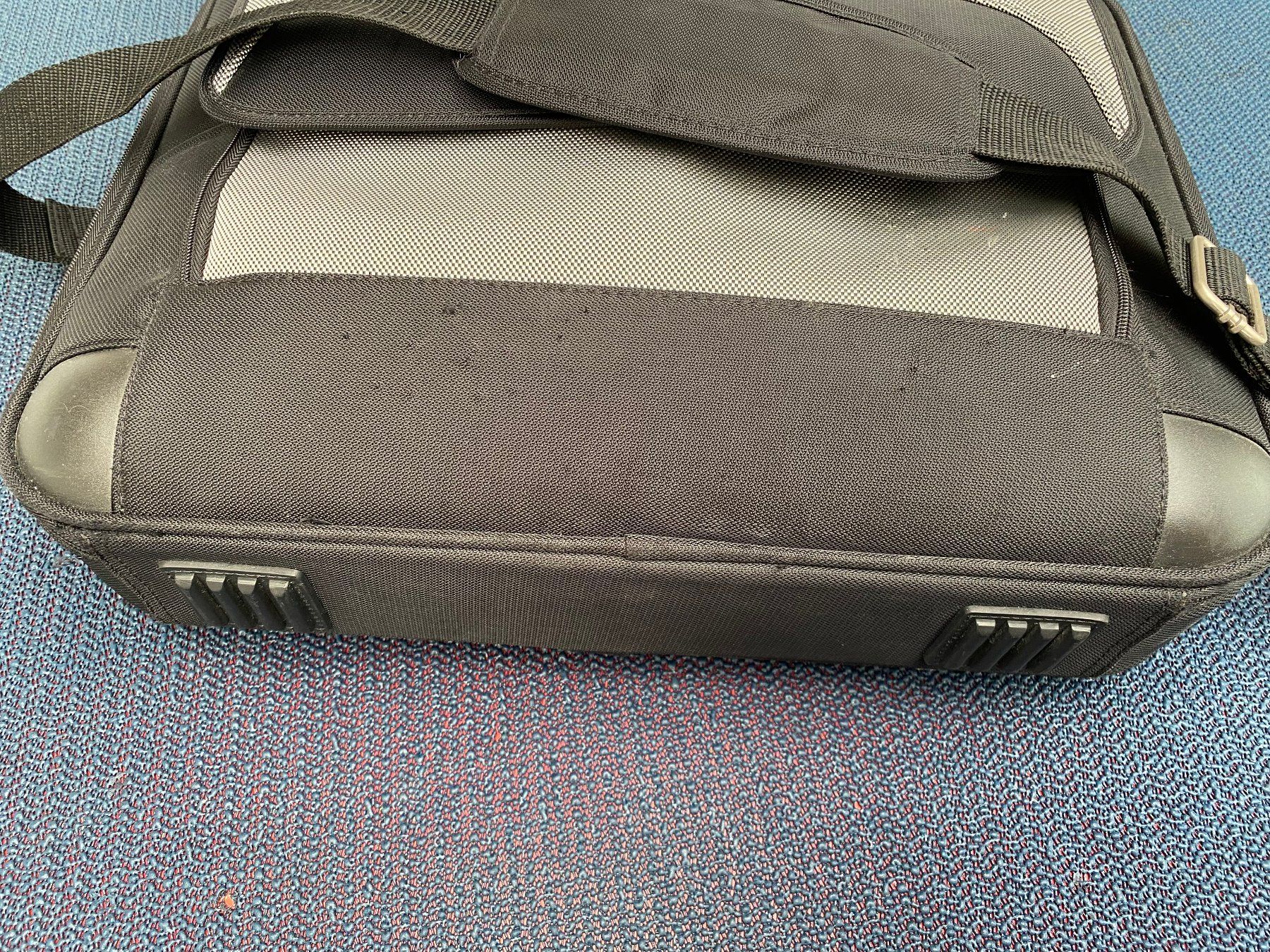 Dell Borse: Sehr robuste Dell Notebook-Tasche - ca. 46x38x15cm – Usato da Langwiesen venduto da Restposten-24 6