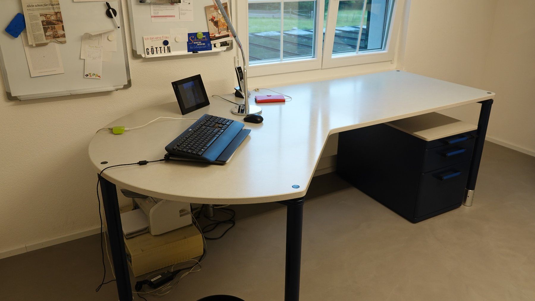 Scrivanie: Stabiler Schreibtisch mit Bürocontainer – Usato da Volketswil venduto da Mcbrandy0
