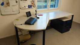 Stabiler Schreibtisch mit Bürocontainer