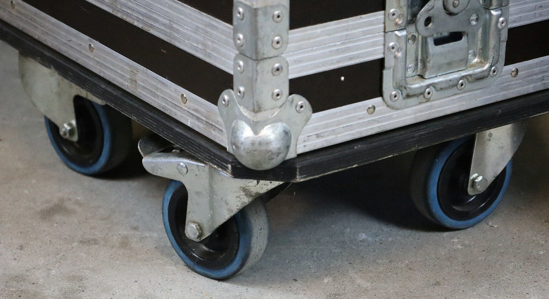 Tavoli: THON Flightcase, Roadcase, Beistelltisch – Usato da Birrwil venduto da brandschatz_birrwil 7