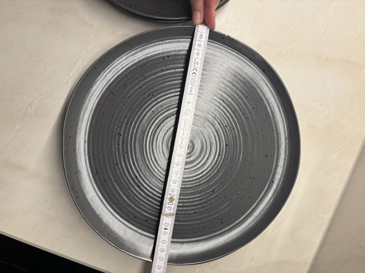Set di piatti: Modern Grey Tableware Set with 8 Plates (4 Large, 4 Small) – Usato da Zürich venduto da cha_jz8q 6
