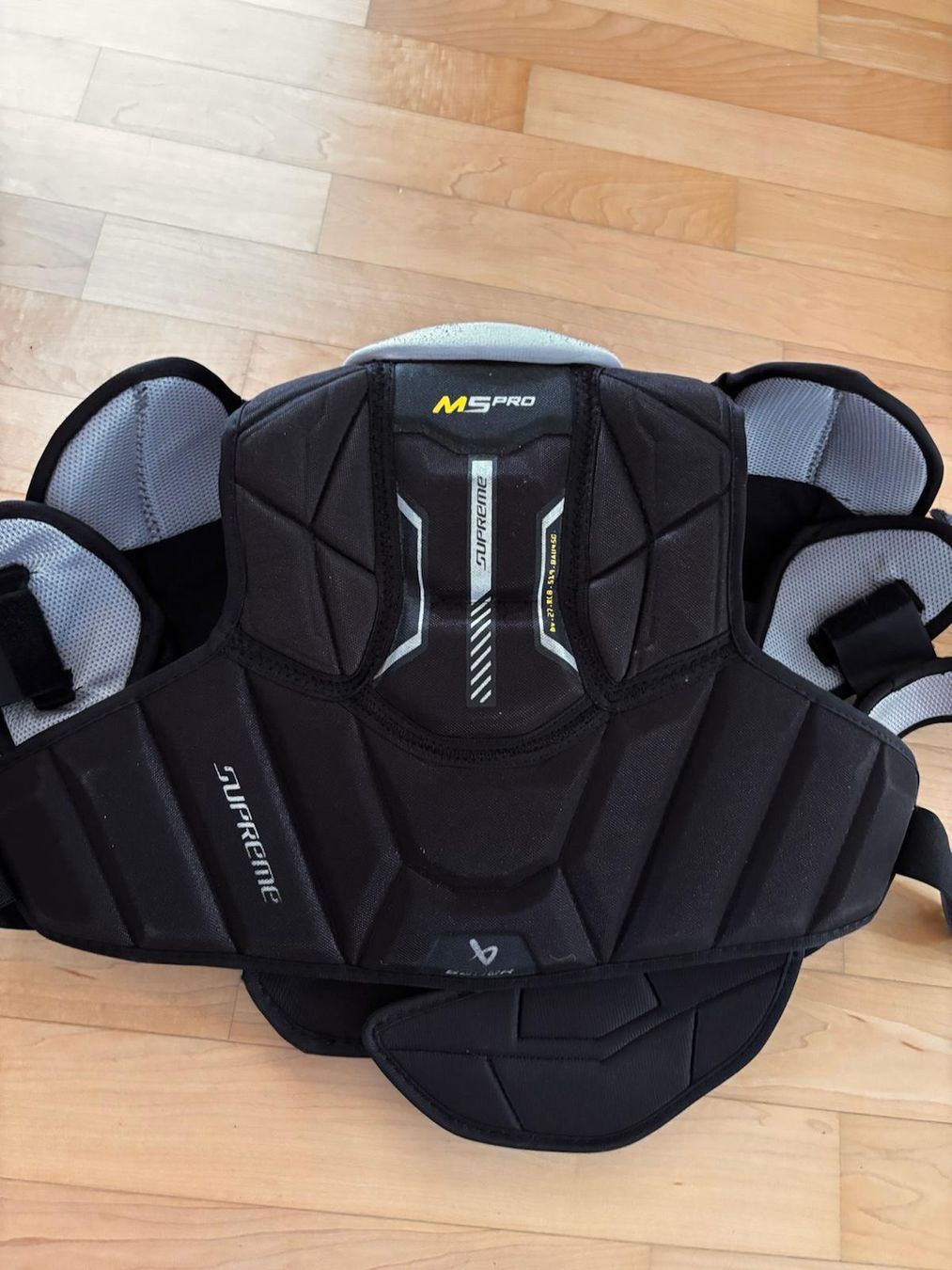 Bauer Protections: Bauer Supreme M5 Pro Brustpanzer Grösse JR Medium – D'occasion à Zürich par Prophil1