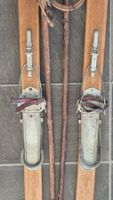 Vintage Skis mit Stöcken, um 1950, Deko für die Hütte!