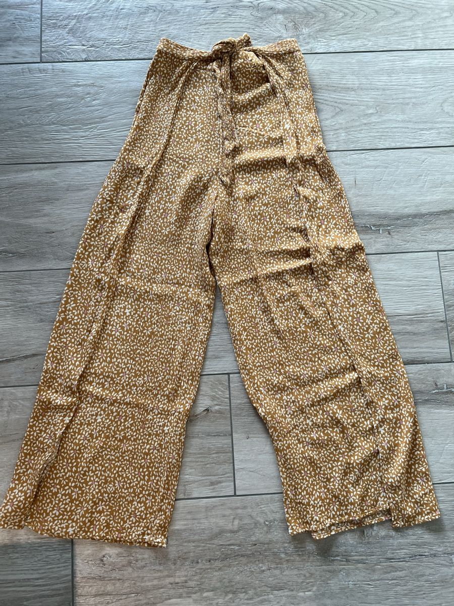 Pull&Bear Pantaloni: Sommerhose mit seitlichem Schlitz – Usato da Dietikon venduto da Mischi2167