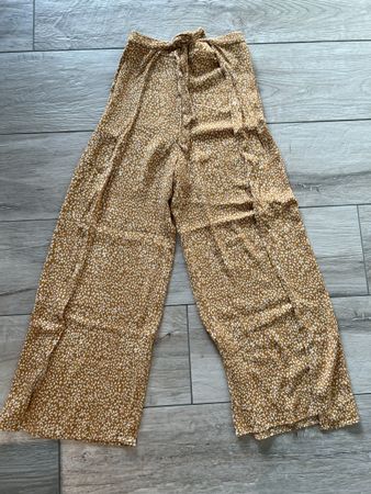 Sommerhose mit seitlichem Schlitz