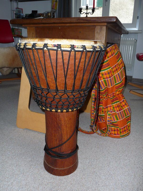Strumenti musicali: Afrikanisches Djembé, schweizer Finish – Usato da Münchenbuchsee venduto da Indizo
