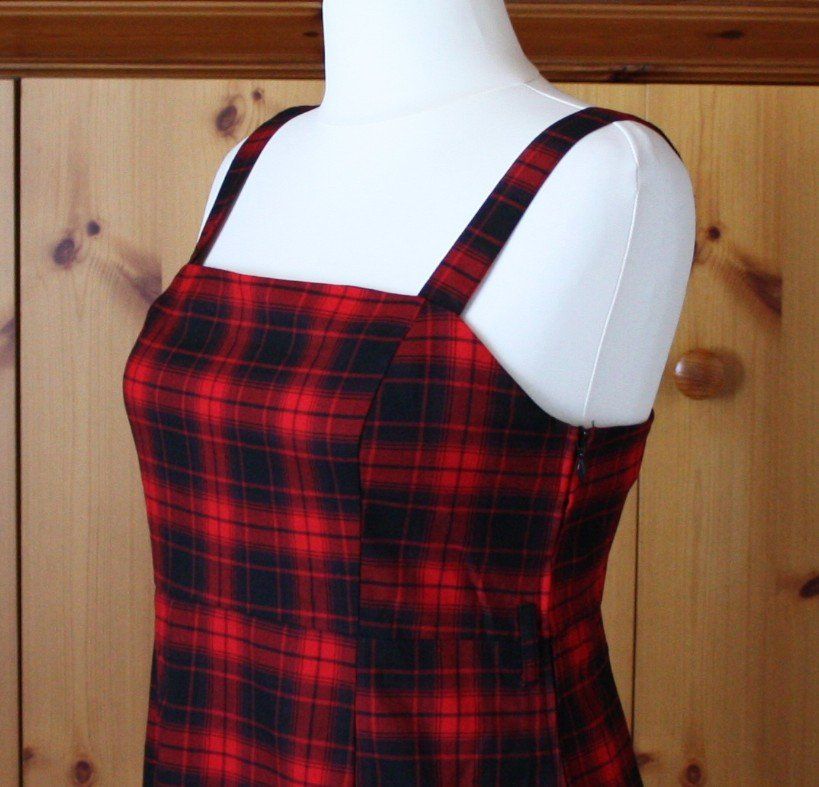 Vestiti: Trägerkleid DIVIDED rot-schwarz Gr. 46 NEU – Nuovo (secondo la descrizione) da Flüelen venduto da Diversicum-Curvy 5