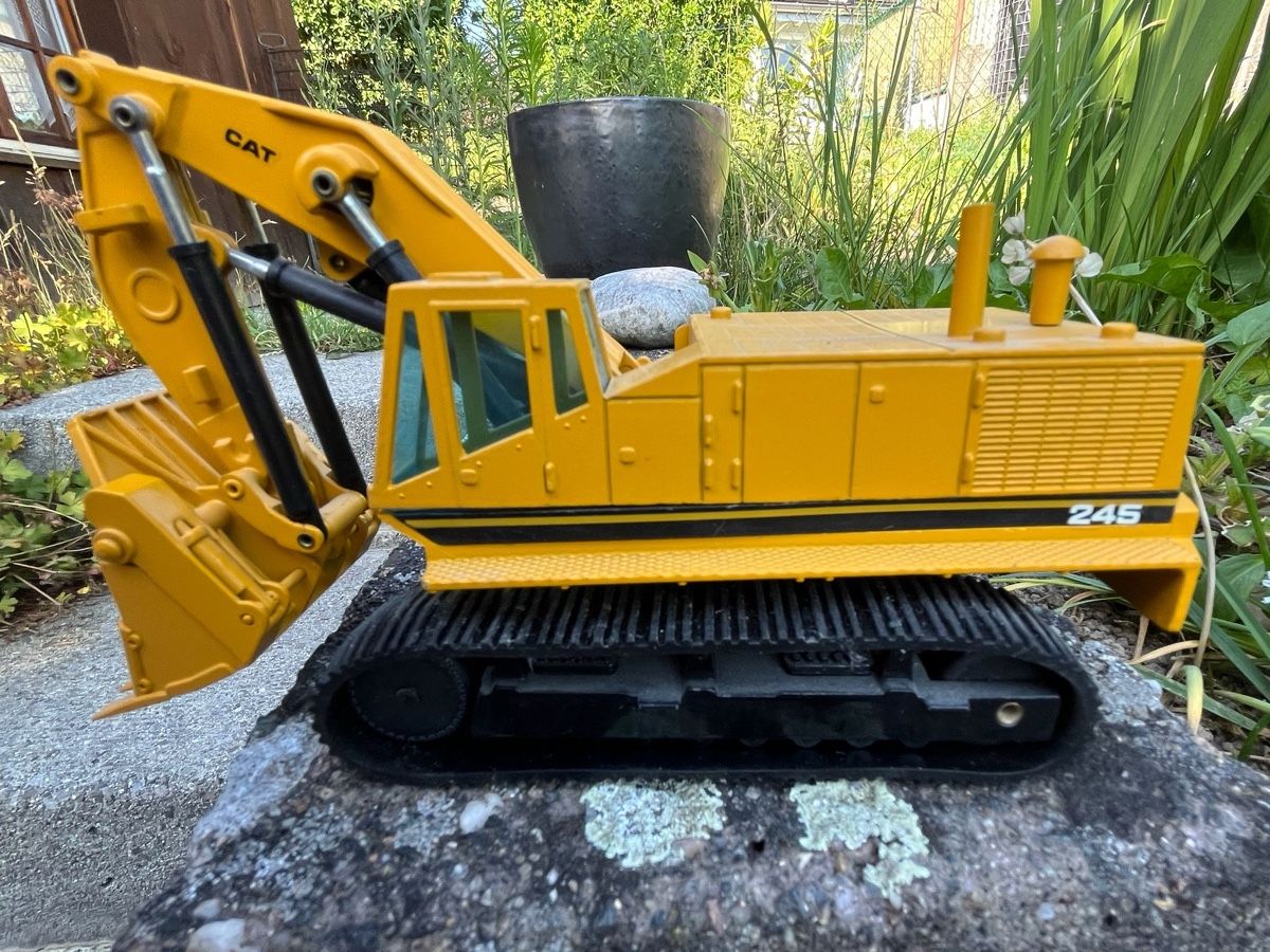 Caterpillar Kit di modellismo & Modellini statici: Modell CAT 245 Raupenbagger – Usato da Arch venduto da UrsusC46