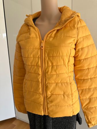 Windjacke mit Tasche zum Verstauen