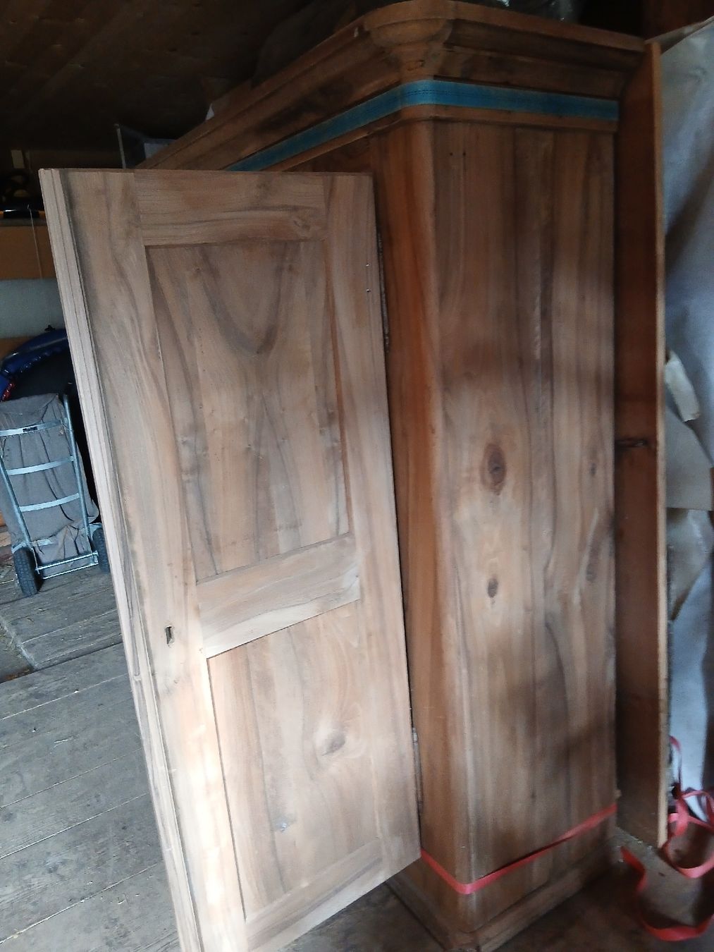 Armadi: Nussbaumschrank massiv – Usato da Nesslau venduto da Jakobi01 1