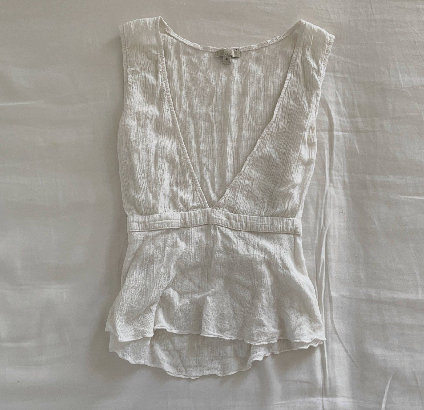 Brandy Melville Top: White tie-back v neck top – Usato da Genève venduto da toandfrom 1