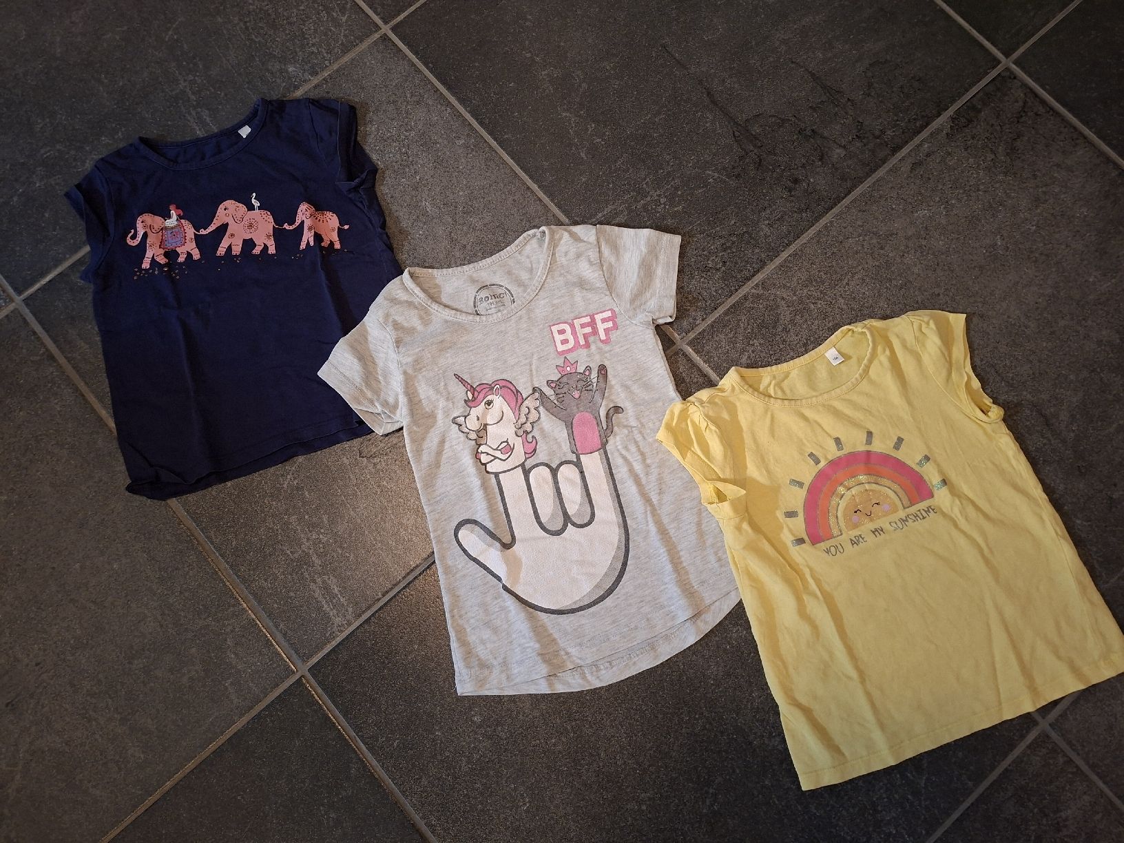 Kleiderpakete & -sets: 3 Mädchen T-Shirts  / Grösse 104 Set – Gebraucht aus Niedergampel von Picas2ndHand