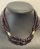 Elegante Halskette mit Granat-Edelsteinen, dreireihig.