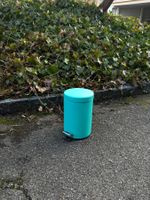 Türkis gefärbter Abfall-Eimer mit Pedal.