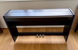 Roland F-140R Digital Piano (Klavier)