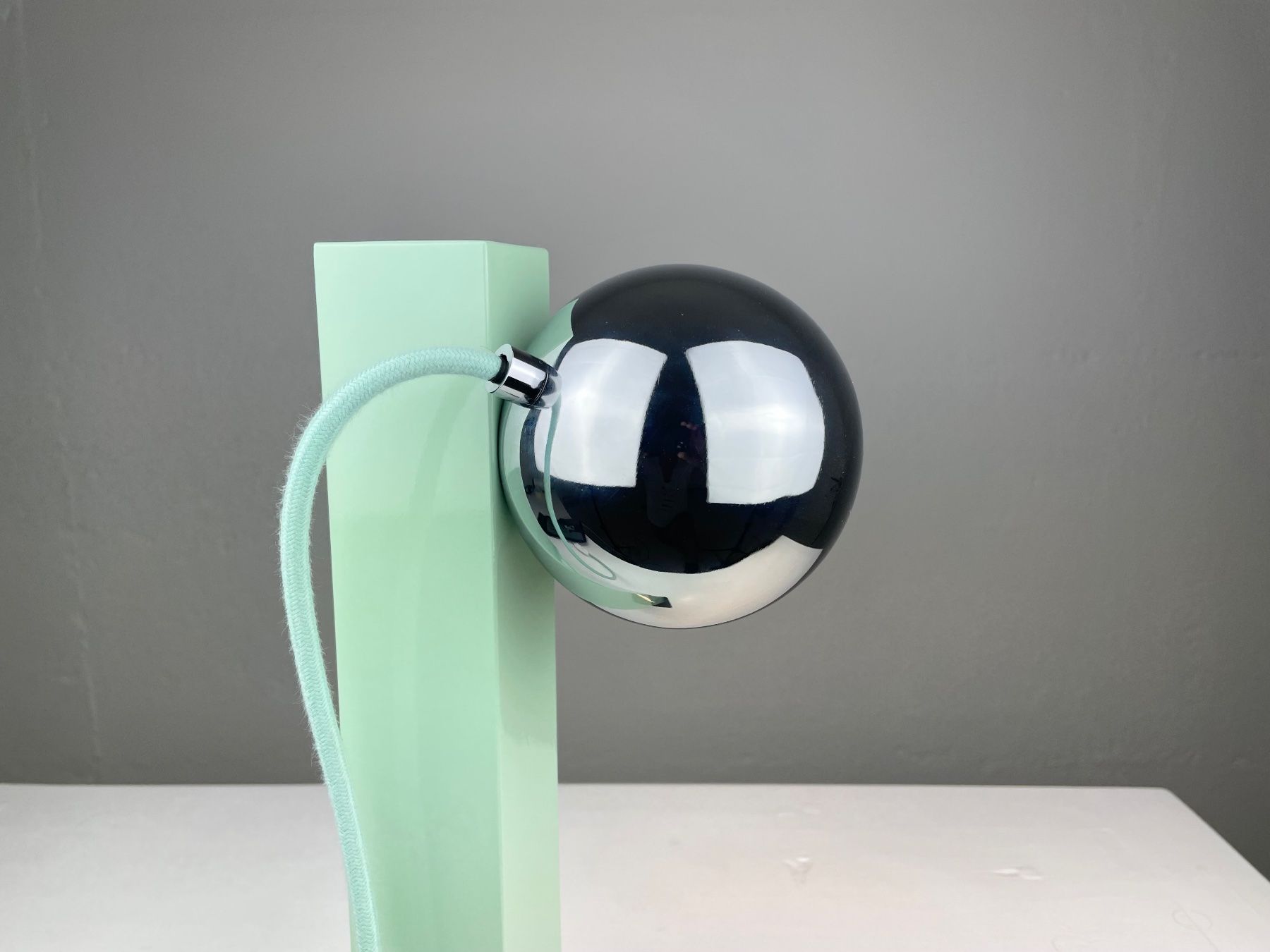 Lampade: Magnetic Eyeball Table Lamp – Usato da Genthod venduto da lightyear63 8