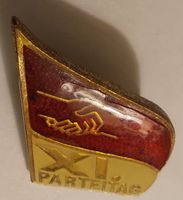 Antike Anstecknadel zum XI Parteitag der SED von 1986.