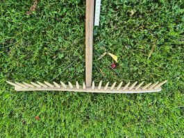 Gartenrechen Holz alt mit Metallbinder Grösse 60 cm breit