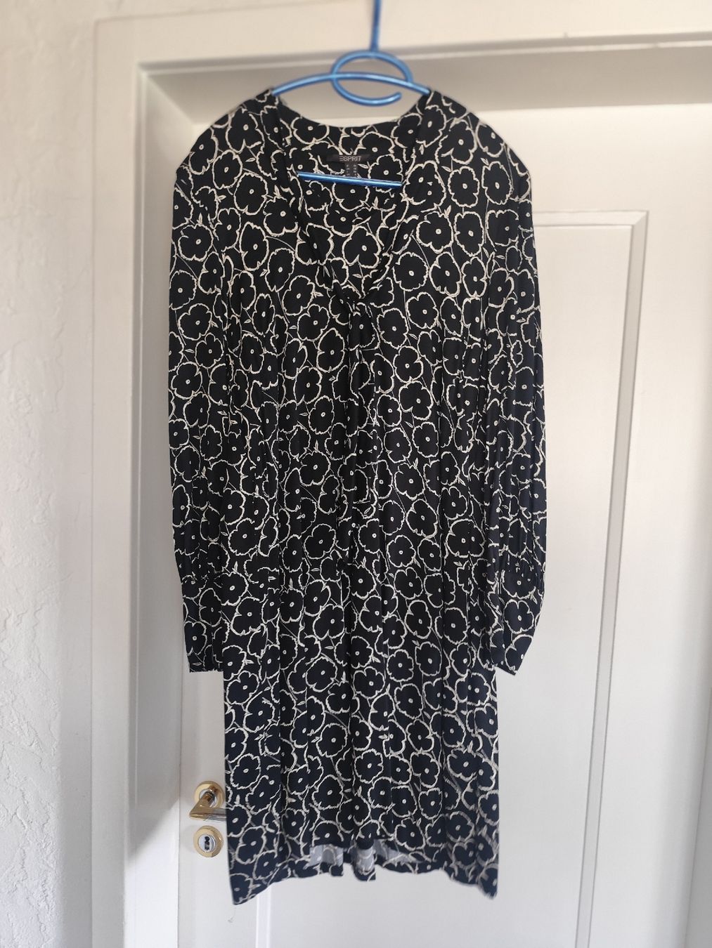 Esprit Vestiti: Kleid ESPRIT schwarz/weiss Grösse 36  neu – Nuovo (secondo la descrizione) da Zürich venduto da Claudia_Zueri
