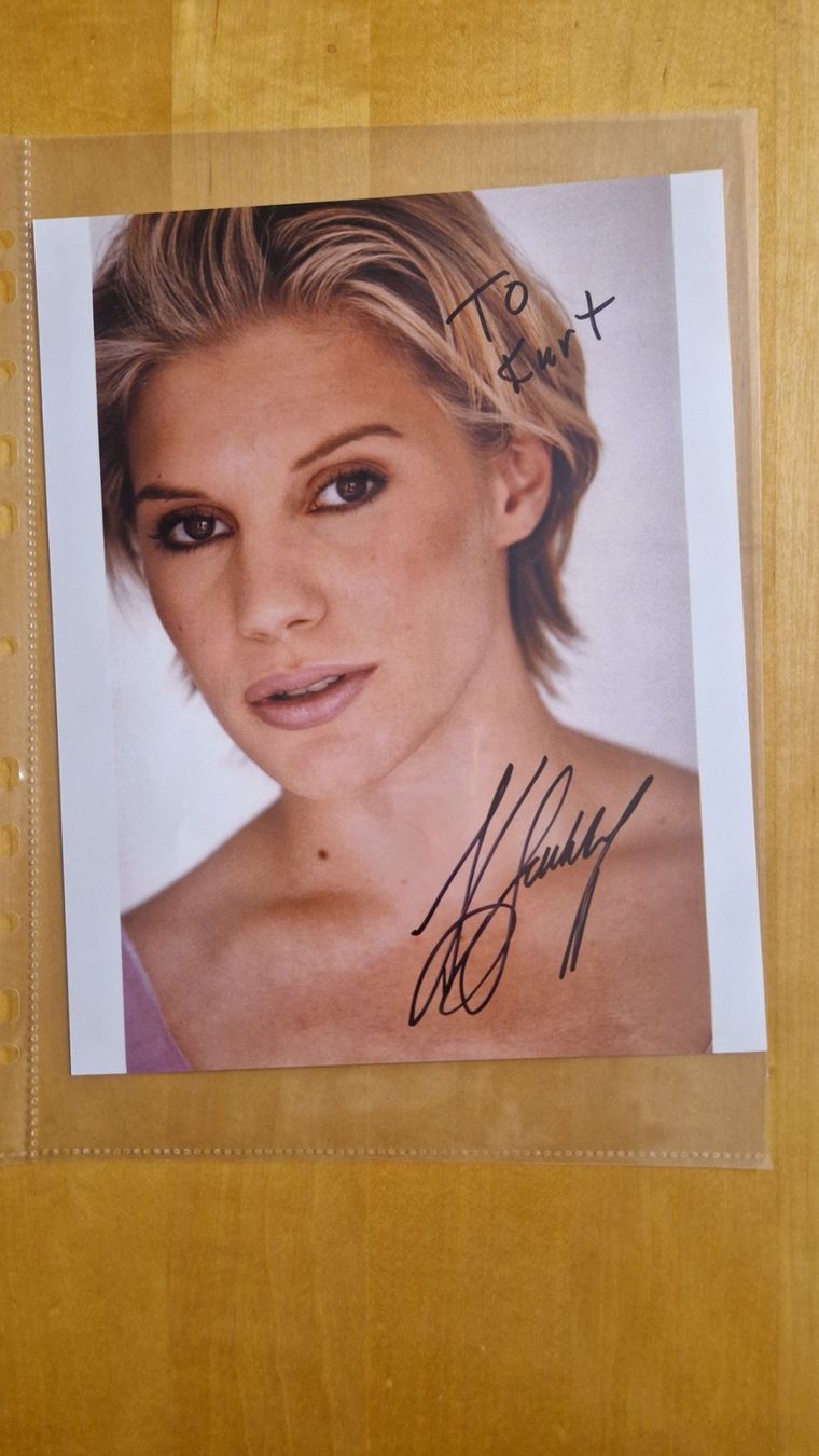 Autografi: Katee Sackhoff, Original Autogramm auf Grossfoto in Farbe – Usato da Salmsach venduto da Schusoa