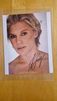 Katee Sackhoff, Original Autogramm auf Grossfoto in Farbe