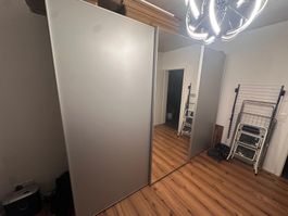 Schwebetürenschrank mit Spiegel grau gebraucht Zustand