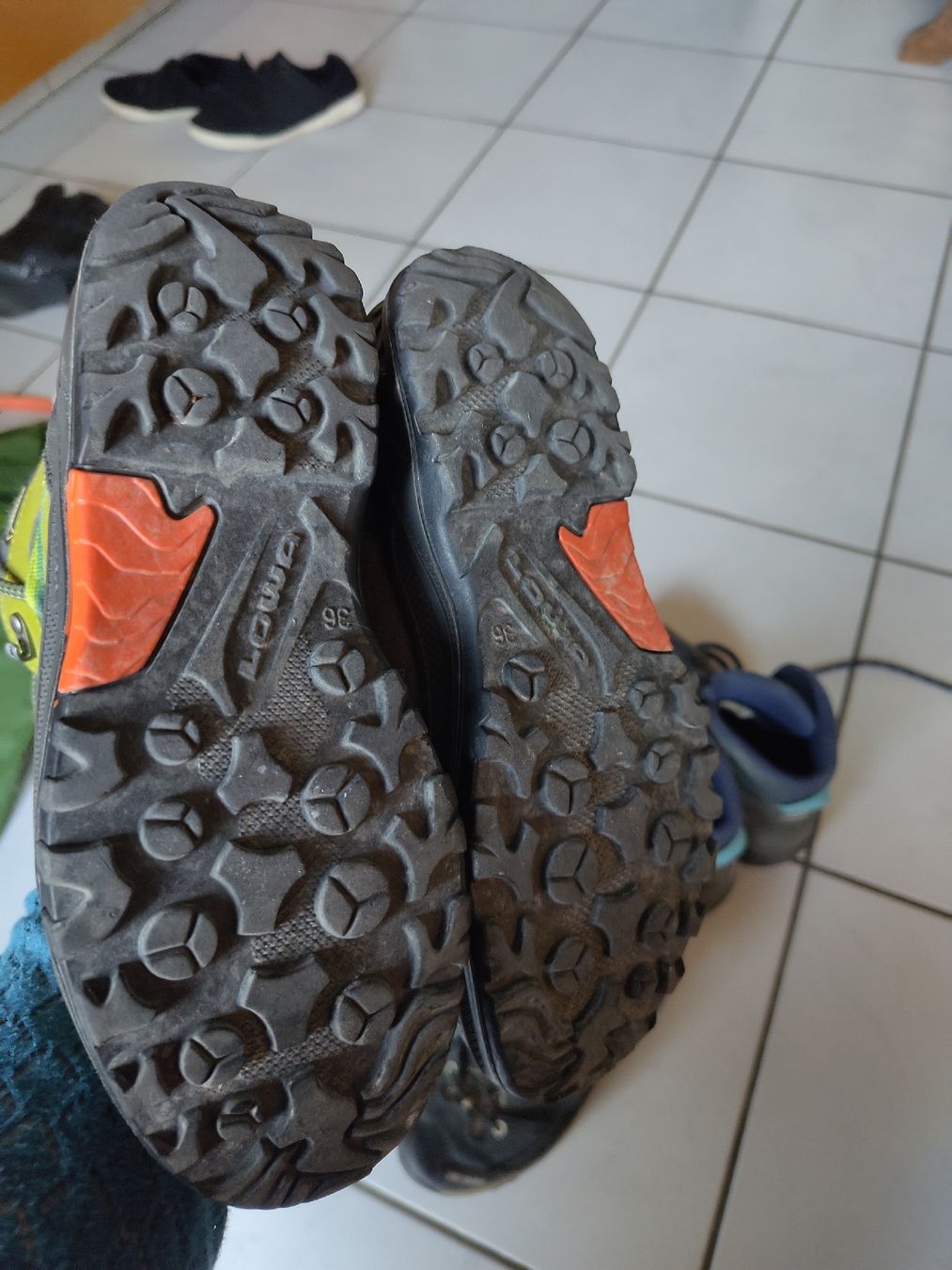 Lowa Schuhe für Jungen: Wanderschuhe Set Lowa Meindl Grösse 35 + 36  – Gebraucht aus Leibstadt von Baldireg 1