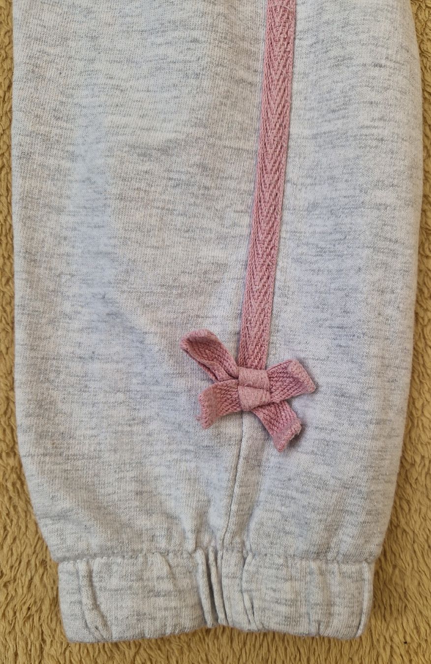 Pantaloni: Mädchen Freizeithose 134, Hellgrau mit Schleifen (8-9 J.) – Usato da Muri b. Bern venduto da rol_xtf8 1
