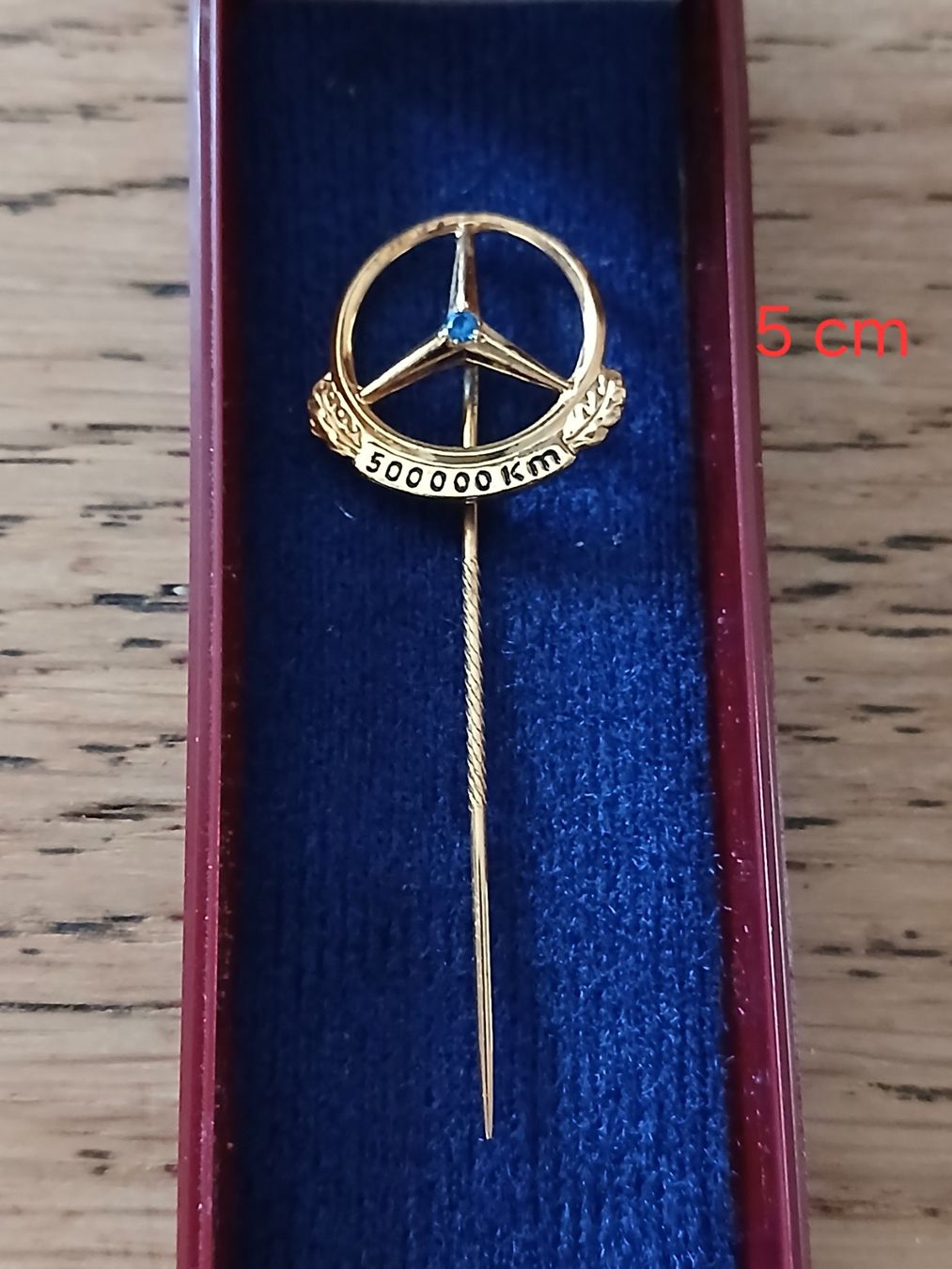 Broschen & Nadeln: Anstecknadel Mercedes 500 000 km – Gebraucht aus Aarburg von Emelie 2