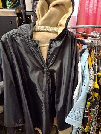 Schwarzer Kurzmantel Grösse S mit Knöpfen