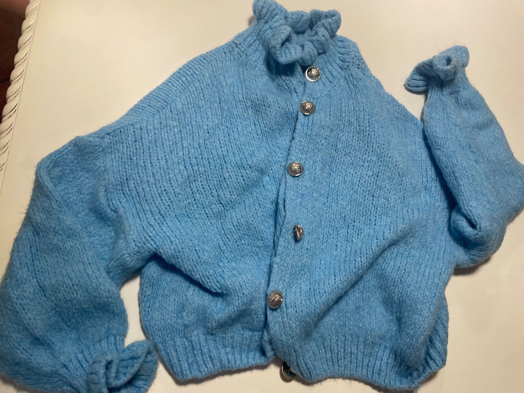 Giacche: Strickjacke hellblau mit Rüschchen Gr.36-42 – Nuovo (secondo la descrizione) da Obfelden venduto da 3zwerge