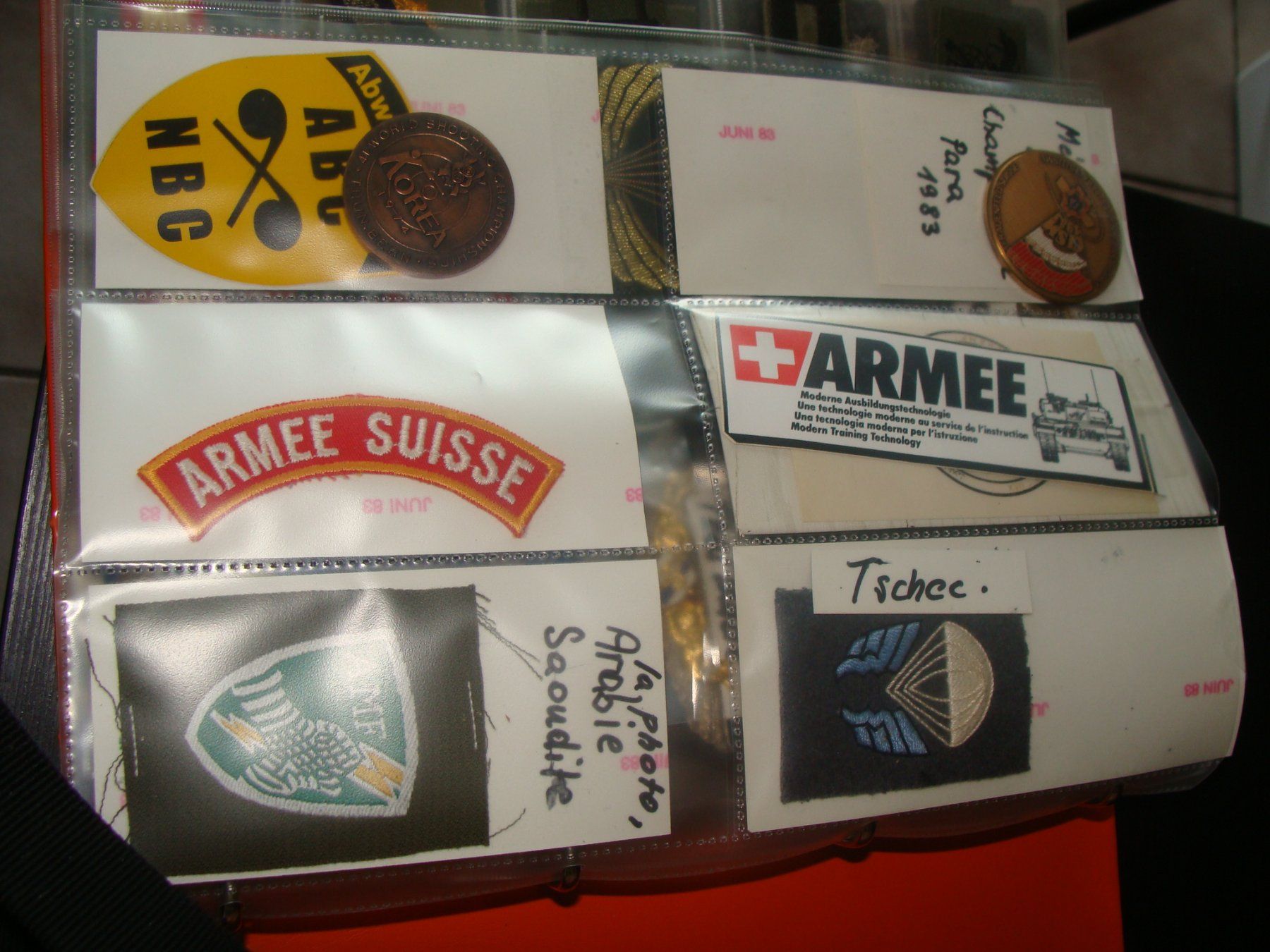 Plaketten & Abzeichen: Militaire, classeur remplit de badges et insignes divers. – Gebraucht aus Cuarny von hen_g7hn 6