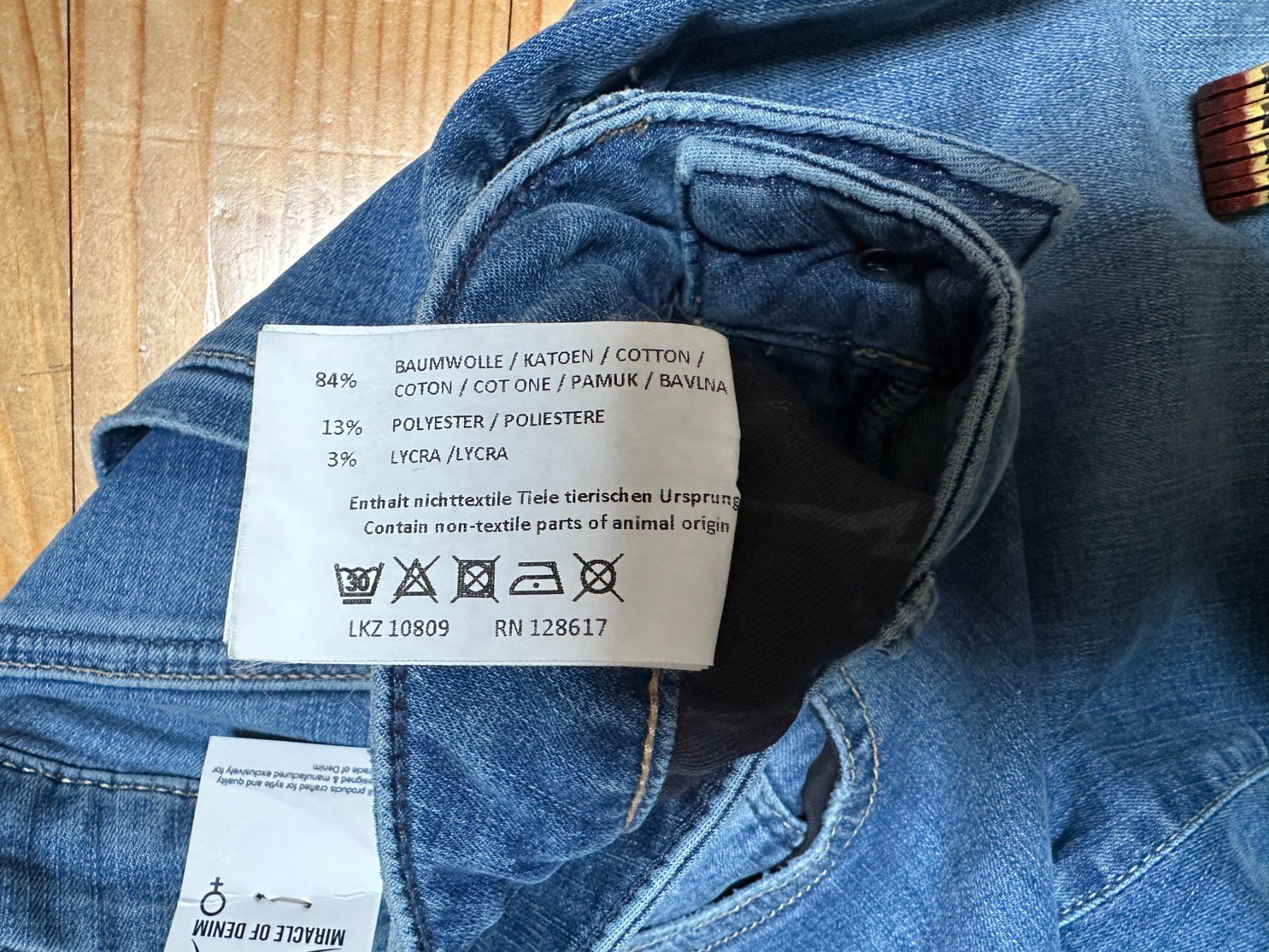 Jeans: Jeans Boot Cut 27/32 neu mit Etikett – Nuovo e nell'imballaggio originale da Gümmenen venduto da FelizitasHermann 4