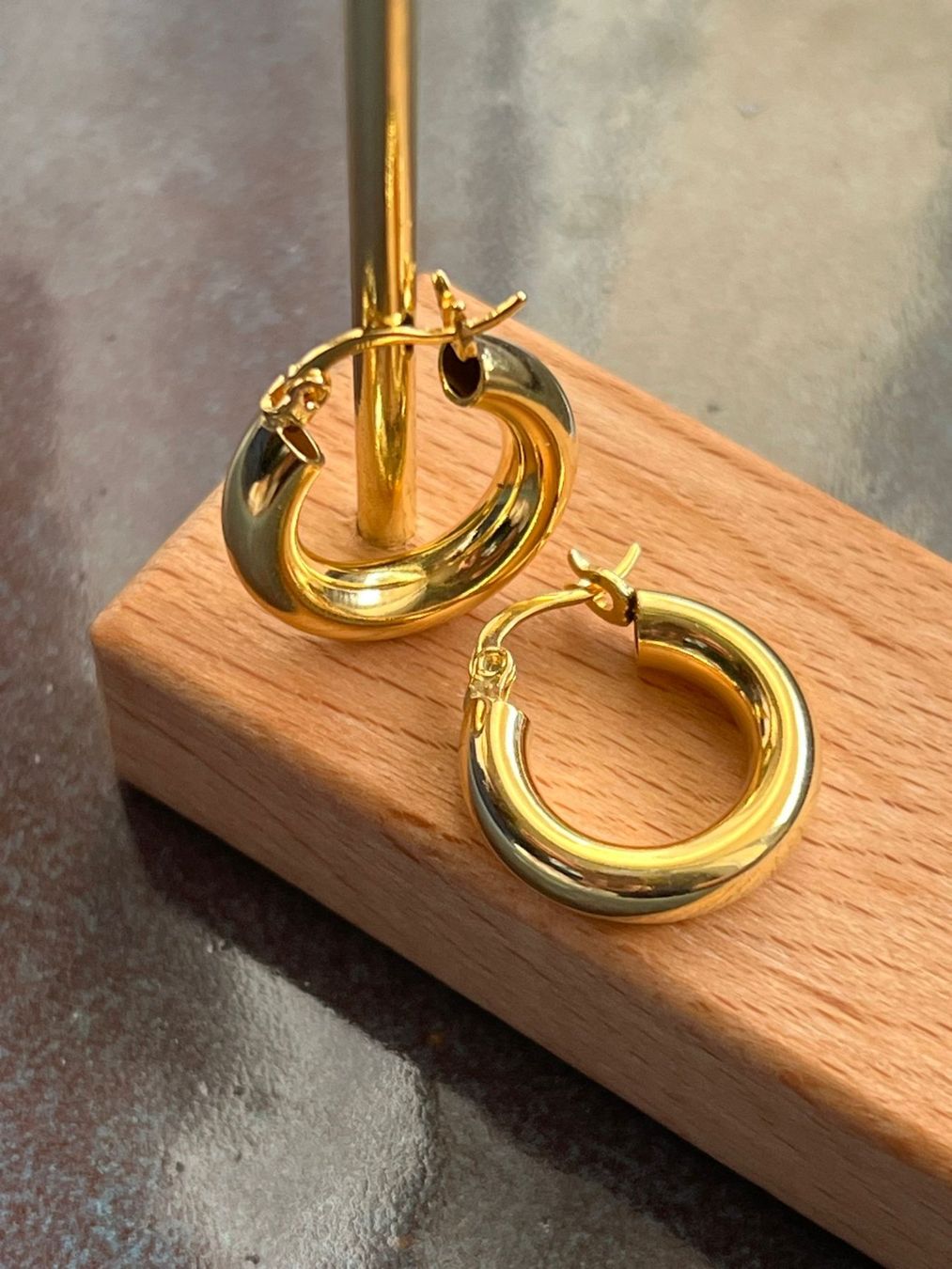 Orecchini pendenti & Orecchini a lobo: Créoles en argent doré - tampon 925 – Nuovo e nell'imballaggio originale da Thônex venduto da Swiss-Jewels 1