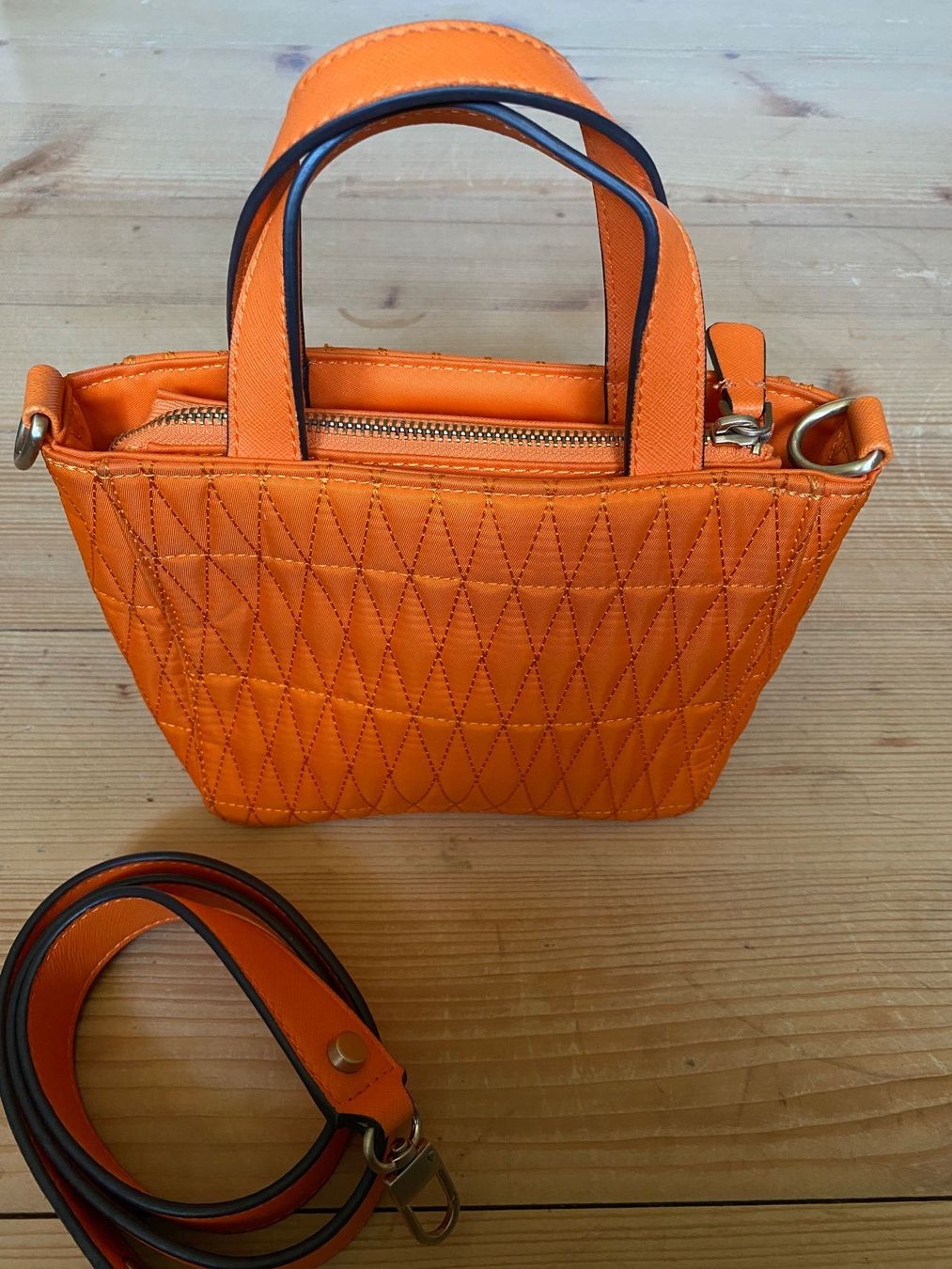 Guess Taschen für Damen: Guess Handtasche orange – Gebraucht aus Ellikon an der Thur von capricorn1234 1