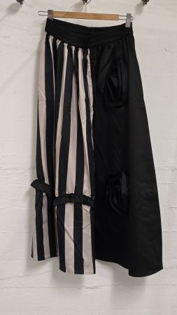 Statement-Rock Stripes mit 3D-Rosen-Applikation - M 1️⃣