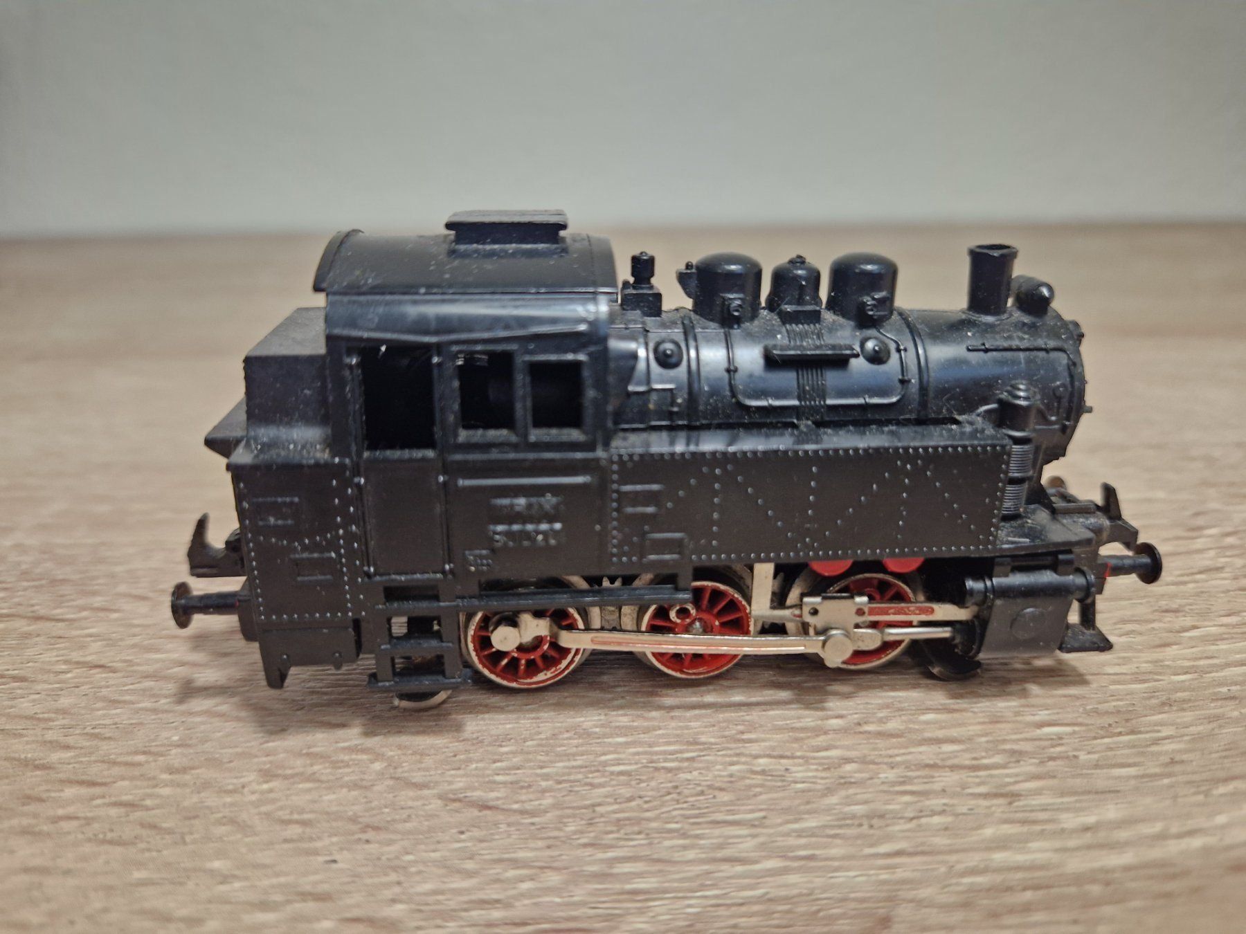 Trix Modellini di ferrovie: Trix Dampflok 80020 H0 (1) – Difettoso da St-Aubin-Sauges venduto da Lo_Go