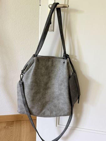 Stilvolle graue Henkeltasche, perfekt für den Sommer 2024!