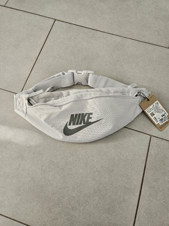 Trendige Nike Hüfttasche/Bauchttasche in Weiss - Neu 