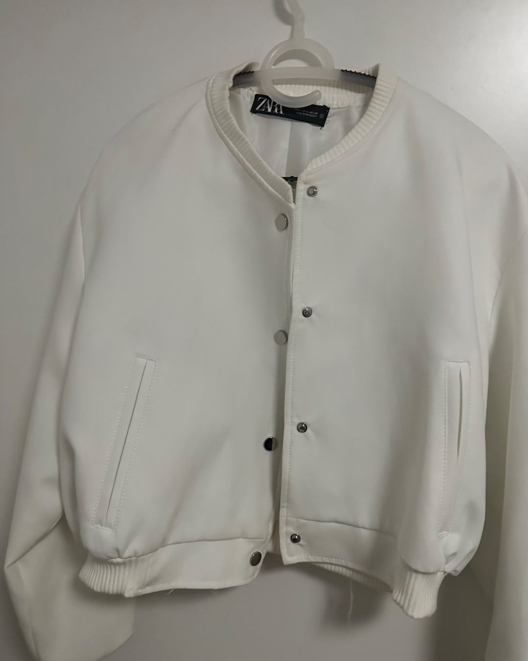Zara Giacche: weisse crop Bomberjacke von Zara – Usato da Zürich venduto da kri_hy6t