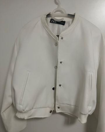 weisse crop Bomberjacke von Zara