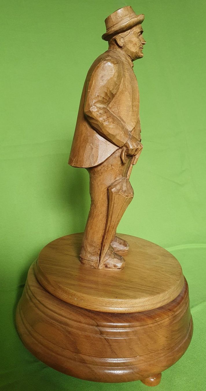Figurines: Geschnitzte Holzfigur/Musikdose Brienzerbuurli – D'occasion à Steffisburg par chloeisli 1