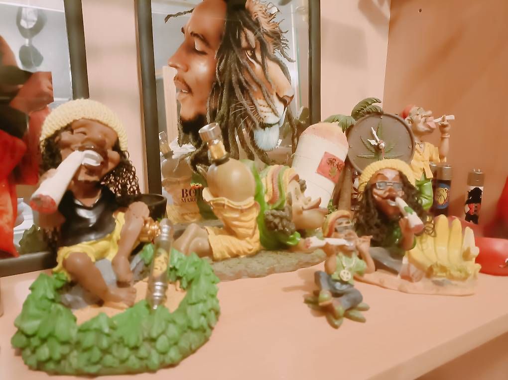 Dischi in vinile: Bob Marley  Tableaux + Figurines + cendriers.. – Usato da La Roche FR venduto da zan_29yx 1