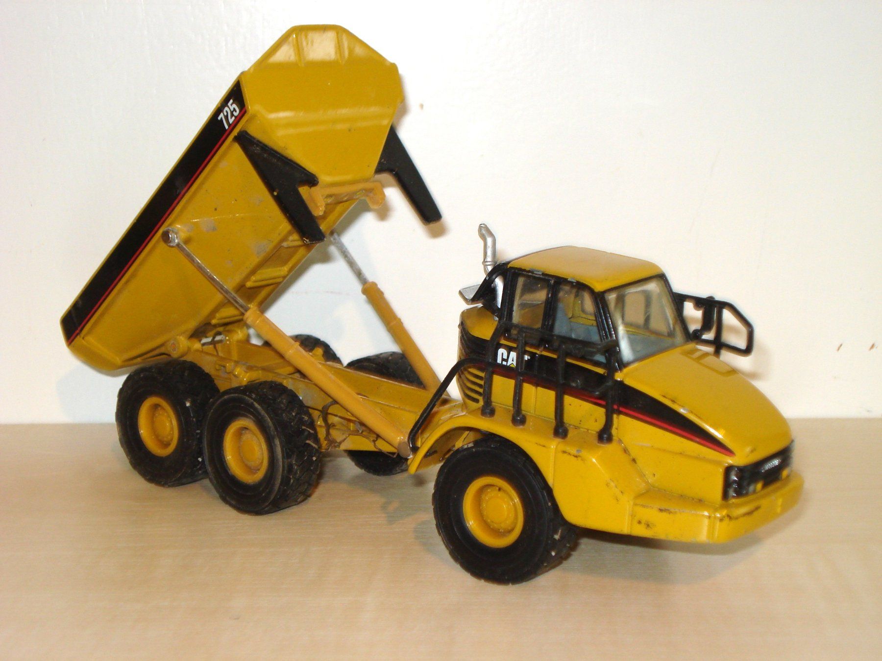 Caterpillar Kit di modellismo & Modellini statici: CAT 725 Knickdumper – Difettoso da Mitlödi venduto da worker04 3