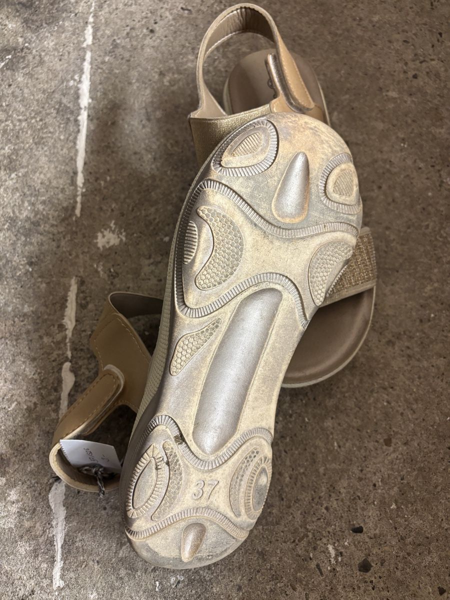 Damenschuhe: Sandale Mädels  Gold, Grösse 37 – Gebraucht aus Büren an der Aare von Nikito2001 5