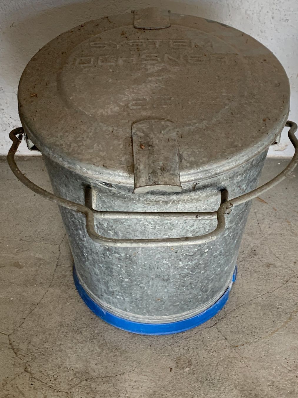 Ochsner Cestini per rifiuti: Patent Ochsner System Ochnser Kübel Metall Eimer mit Deckel – Usato da Rickenbach SZ venduto da Frickler