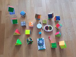Biete grosse Sammlung Rubiks Cubes & Zubehör an. Viel Spass!