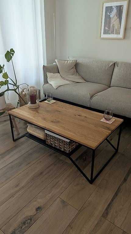 Tables: Stilvoller Eichenholz-Couchtisch mit Metallgestell – D'occasion à St.Gallen par reLapseOne