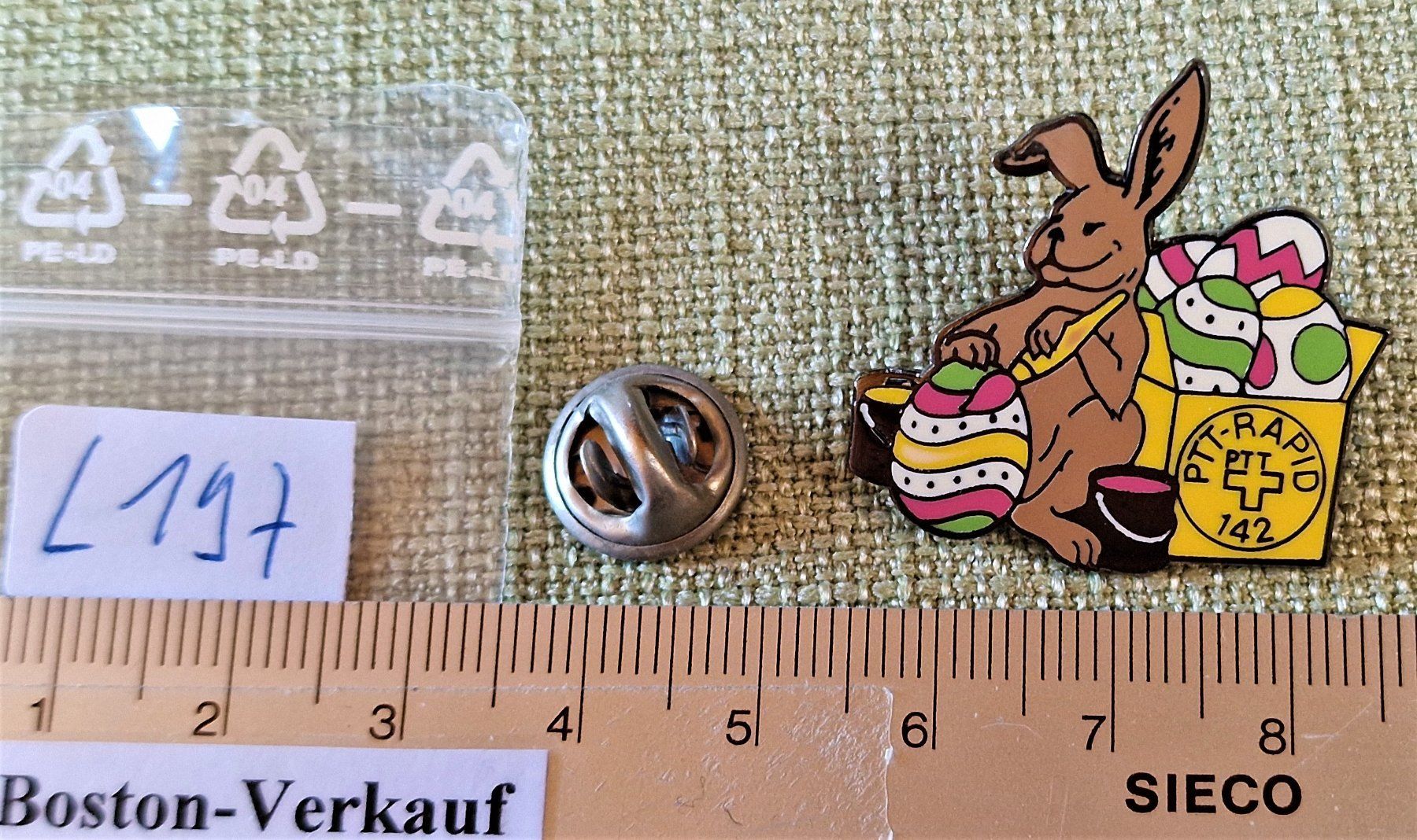 Plaketten & Abzeichen: L197 - Pin Die Post PTT Rapid 142 Osterhase mit Eier – Gebraucht aus Reinach BL von Boston-Verkauf 1